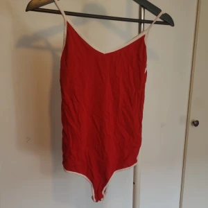 body - mörkröd body med vita detaljer 