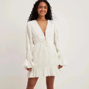 Nakd klänning - SÖKER! den här slutsålda studentklänningen från NA-KD!🙏🏼 storlek 34-36🥰🫶🏻