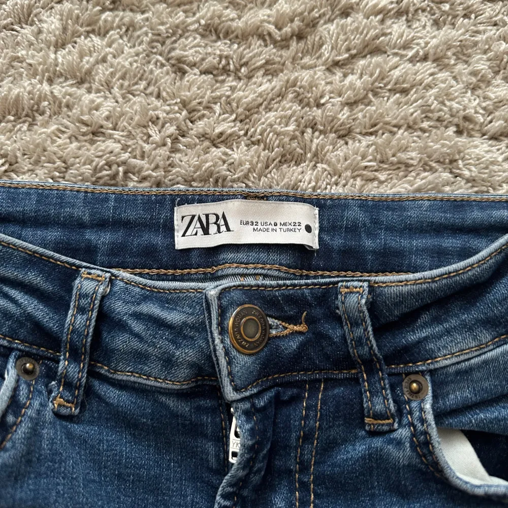 Super fina Bootcut lågmidjade jeans från zara som tyvärr har blivit försmå för mig!. Jeans & Byxor.