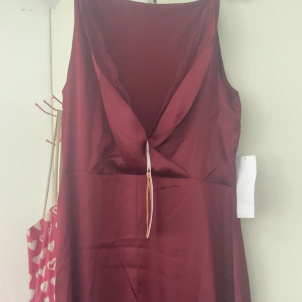 Säljer denna röda balklänning helt ny ifrån bubbleroom. Strl 42. Säljer den då jag hittat en annan klänning. Nypris 1099kr. Klänningar.