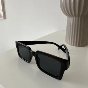 Solglasögon  - Superfina trendiga glasögon säljes då dem inte kommer till användning 