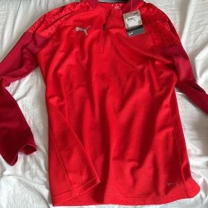 Puma sports tröja - Helt ny pris lapp kvar. Skick 10/10 aldrig använt ny pris 200 och jag säljer för 150 eller 100 