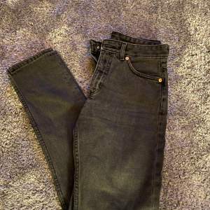 Gråa jeans från Monki, storlek 27  