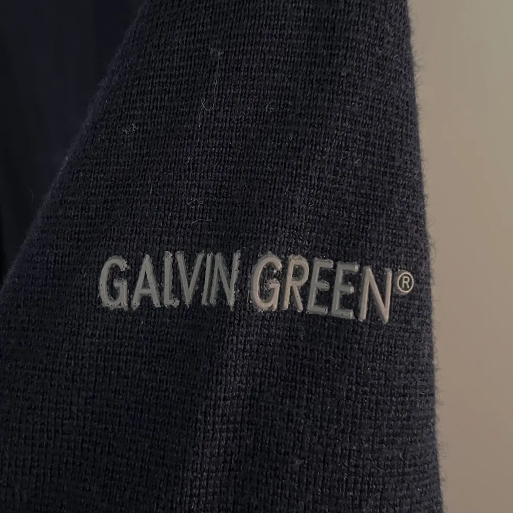 Säljer nu min snygga halfzip från Galvin green. Perfekt att ha över en vit t-shirt. Köpt för närmare 1700kr förra hösten men säljer nu för 500kr. Hoodies.