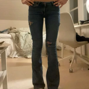 Lågmidjade Jeans - Superfina lågmidjade jeans med hål i som inte kommer till användning 🥰🙌 