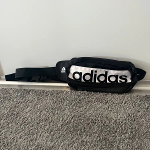 Adidas midjeväska - Midje/magväska från Adidas i bra skick