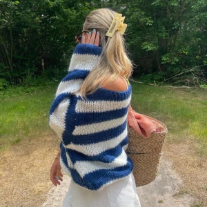 Design by si knit sweater  - Säljer min design by si stickade tröja, använd en gång typ, köpt i december förra året. Två sista bilderna är mina❣️