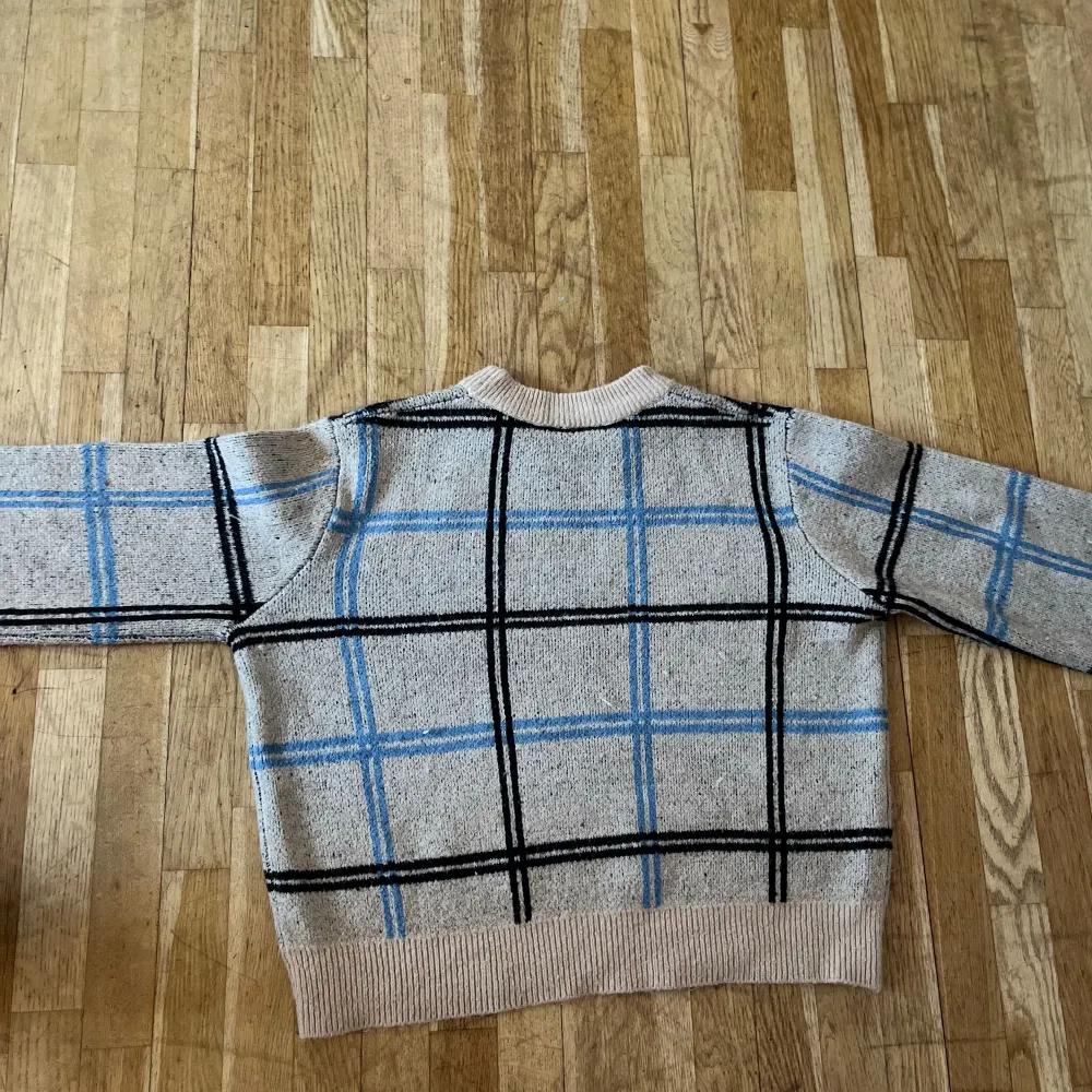 Säljer denna stickade tröja från KappAhl  storlek M💗 Har endast använts ett fåtal hänger så den är i fint skick💗💗. Stickat.
