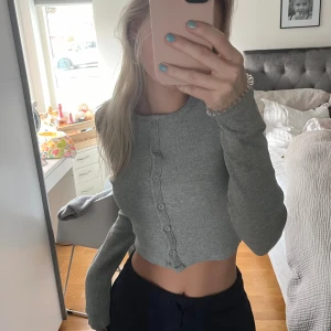 topp/kofta - Jätte fin topp/kofta från zara i storlek S, aldrig använd