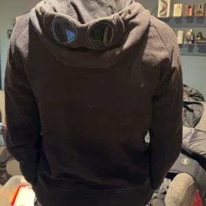 Cp company tröja  - En cp company tröja som e bra skick men lite solblekt framtill. En ny sånhär kostar runt omkring 3000 kronor. Den är storlek small. Jag kommer sälja denna för 700 kronor. Kom privat för mer bilder.