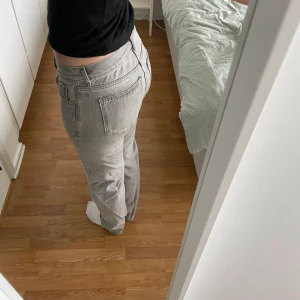 Gina Tricot Low Straight Jeans - Superfina gråa jeans från Gina Tricot🌟 