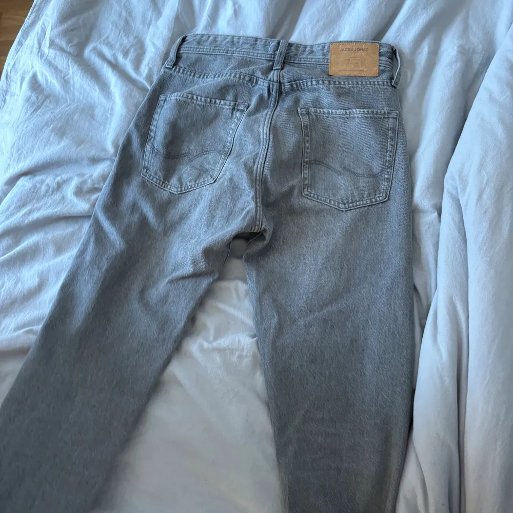 Säljer min killes grå jeans från Jack&Jones🫶 använda 2-3 gånger och är som nya🫶 ny pris 600kr😙pris går att diskutera . Jeans & Byxor.