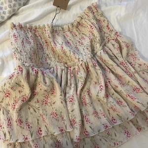 Fin volang kjol som är köpt från Sellpy! Inga defekter som helt ny