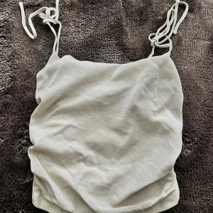 Glittrig top - Glittrig topp från nakd använt 1 gång, jättefin✨