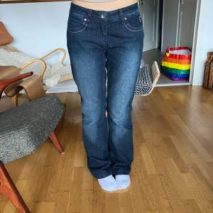 Säljer dessa sjukt snygga jeans eftersom det är för stora för mig. De är fodrade på insidan så är perfekt för vintern! Passformen är barn 164 och de har så fina detaljer! 