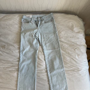 H&M ljusblå jeans - Använda med extremt få tecken på slitage. 