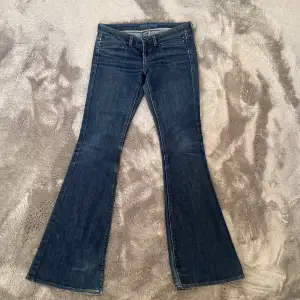 Säljer dessa sjukt snygga lågmidjade bootcut jeansen ifrån ”Kate Moss”!! Så najs jeans men för små för mig❤️
