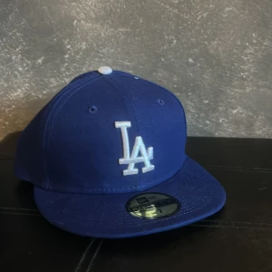 LA keps  - Aldrig använd köpte den för nåt år sen men passar inte längre,inga märken och ser ut som ny, ny priset är runt 600-700kr 