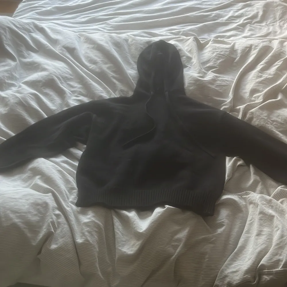 Säljer min stickade hoodie från zara som endast är använd en gång och är slutsåld på hemsidan. . Stickat.