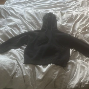 Stickad hoodie - Säljer min stickade hoodie från zara som endast är använd en gång och är slutsåld på hemsidan. 