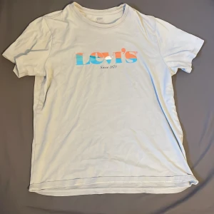 Levis tshirt - En levis tshirt som är riktigt skön knappt använd. Skriv vid funderingar, ställ gärna frågor och skriv om ni vill ha fler bilder🤩