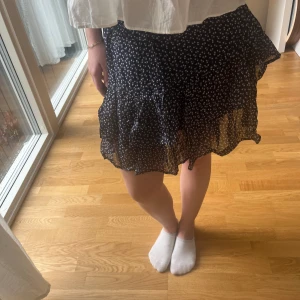 Blommig volangkol  - Säljer min marinblå volangkjol från  & Other Stories  då den inte längre kommer till använding. Mycket bra skick. 