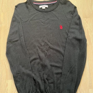 U.S Polo Assn. Oanvänd finstickad merinoulltröja  - Oanvänd. Nyskick. 