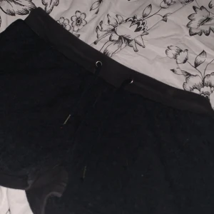 Shorts med mönster 😊 - Strl 36/38, rekommenderar för 38 då jag har 36. Inte använda. Det är blom aktigt mönster, supersnygga men för stora för mig. 🤗 Fast pris då de är oanvända.