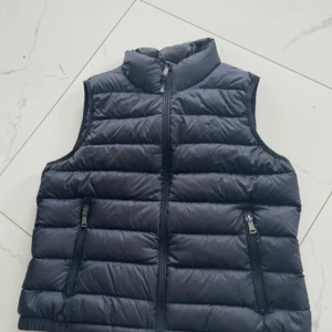 Ralph lauren väst - Säljer nu denna stilrena västen från Ralph Lauren som såklart är äkta som är i färgen marinblå/mörkblå. Skicket är ungefär 8/10 då den är använd ett par gånger. Kan gå ner i pris vid snabb affär. Skriv vid funderingar✍️📝🙌🏽