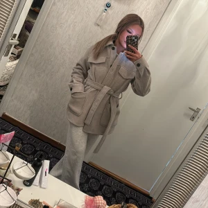 Beige kappa  - Säljer denna beiga kappan från Dobber i storlek xs, kappan är i använd skick men inga synliga defekter , priset går att diskutera vid snabbaffär, nypris 800kr