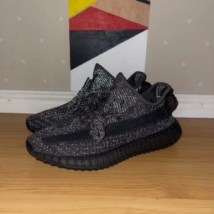 Adidas Yeezy Boosy 350 V2 - Säljer dessa riktigt bekväma skor som inte kommer till användning, skicket är 10/10 då dom knappt är använda! Dock ingen box o därför det låga priset