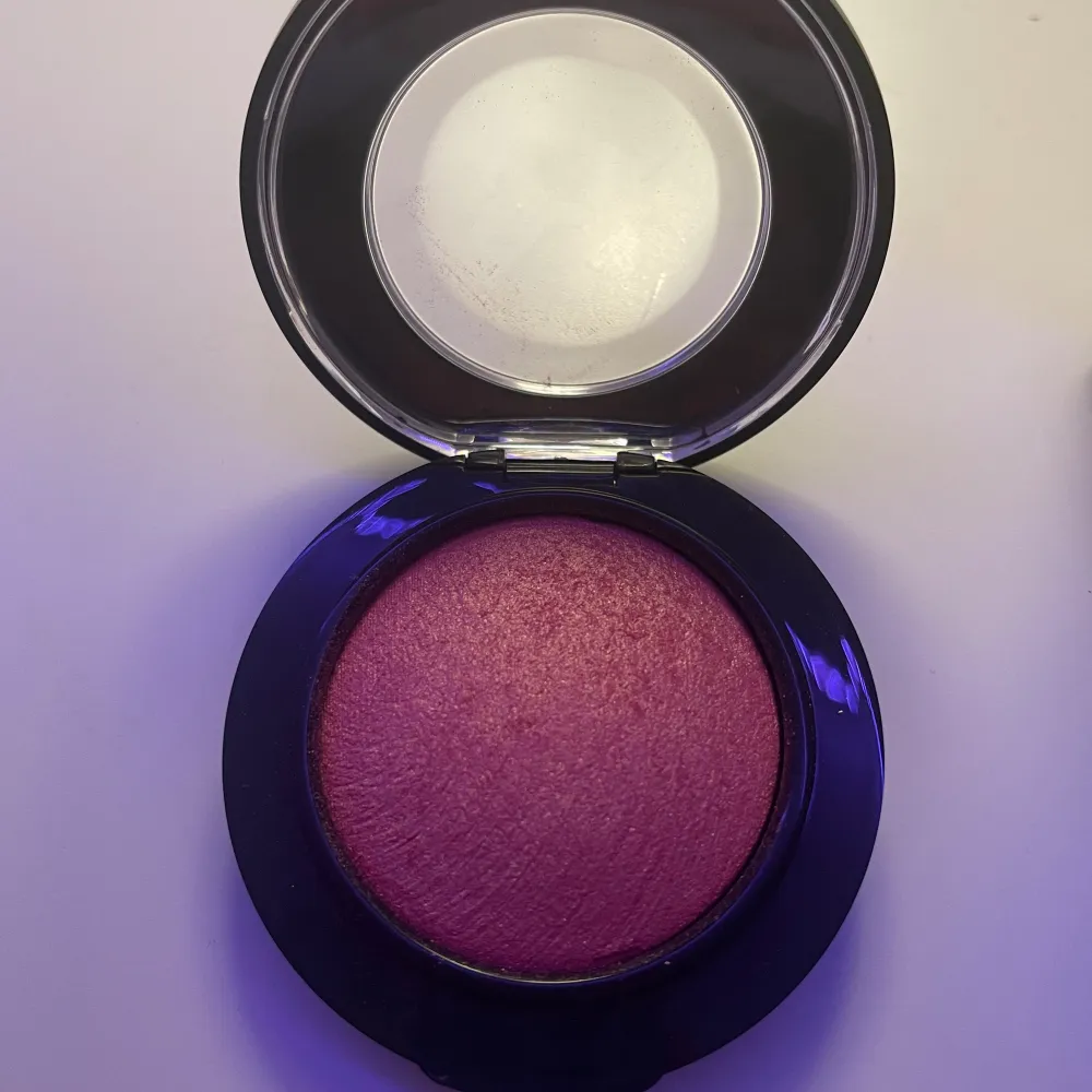 Mac blush i färgen petal powder, endas testad en gång. Skönhet.