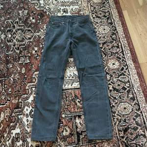 Säljer dessa vrål snygga Levis jeans pga bristande användning.. Mycket bra kvalité, köpt vintage på Napoli Centrale i Stockholm. Grå/Svart i färgen framgår på första två bilder! W29L30 passar mig som vanligtvis har XS, och är runt 160cm lång