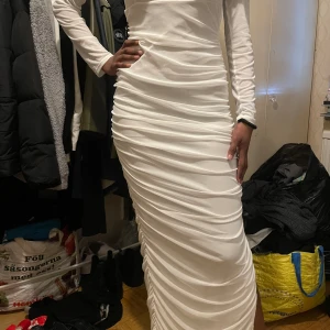 Vit klänning  - Hejsan jag säljer min vita klänningen. Nyskick. Skriv om vi är intresserade eller har frågor. Köparen står för frakten 