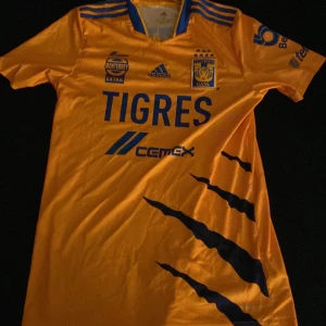 UANL tigres fotbolls törja - Storlek M kvalitet 10/10 aldrig använd. Den är äkta pris 350