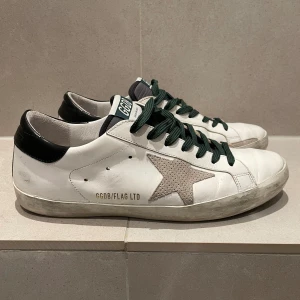 Golden Goose Skor - Ett par riktigt fräscha golden goose skor i storlek 42.  Skicka ett meddelande vid intresse eller frågor!