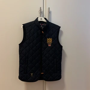 Morris väst - Tja säljer nu denna feta morris väst då den är lite stor för mig. Den är i bra skick och den är i storlek xs. Passar ca 175-180. Kom privat för fler frågor eller funderingar