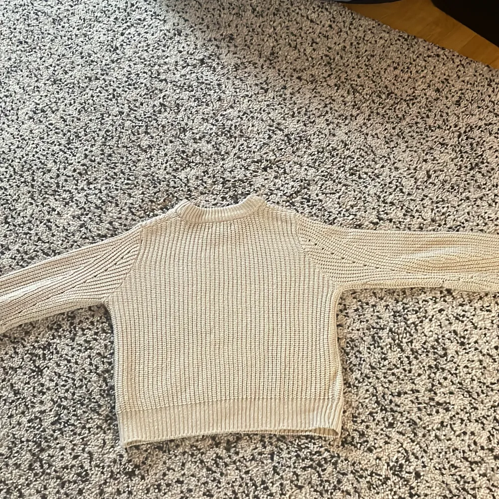 Detta är en fin lite beige aktig långarmad tröja som jag säljer eftersom att jag inte använder den längre. Fick denna i present för länge sen.. Stickat.