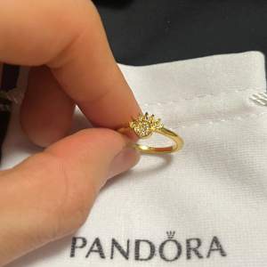 Säljer denna Pandora ring som är sol och en helt ny går för 800kr. Jag säljer den för har ingen behov av den.
