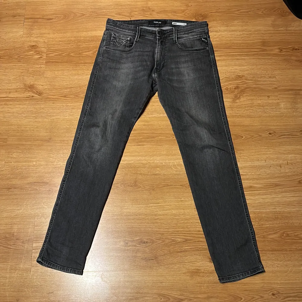 Säljer mina riktigt snygga replay jeans i storleken 31-32 i modell Anbass. Jeansen är som nya och har inga defekter alls. Nypris ca 1800 mitt pris 600 men kan diskuteras vid affär. Replay Påse ingår, vid fler bilder eller frågor kom PM.. Jeans & Byxor.