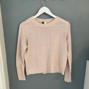 Stickad tröja - Jötte söt babyrosa stickad tröja i strl S men även XS, ganska tunn stickad💕💕