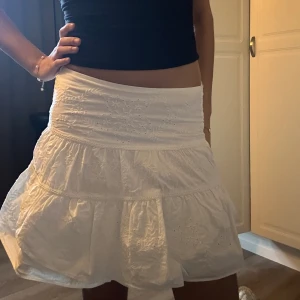 Volang kjol - Jätte snygg zara kjol med fint mönster till sommaren! Nästan aldrig använd, dragkedjan kan vara lite sönder. 