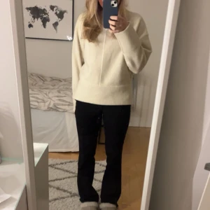 Stickad tröja - Säljer denna superfina stickade tröjan från Zara i storlek xs💗 Använd några gånger så den är i bra skick