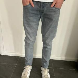 Ett par stilrena jeans från Dondup i färgen grå. Storlek 32 och i extremt bra skick. Modellen på jeansen är George. Nypris:-3000+, Vårat pris:-849. Vid funderingar, skriv till oss privat!