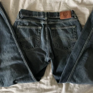 2000s byxor!🔥 -  Jättefina byxor köpta på secondhand! Inga fläckar eller andra skador i fint skick använda två gånger säljer dom på grund av att de är för stora i midjan och hänger löst men jättefina!💕😍 men dom är fina baggy också!