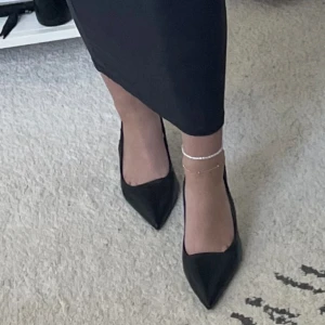 Pumps med slingback  - Jättefina klackar i bra skick som är använda 1 gång. Klackhöjd: 8,5 