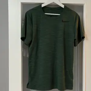 Nike träningströja/t-shirt olivgrön stl S. Mycket fint skick. 