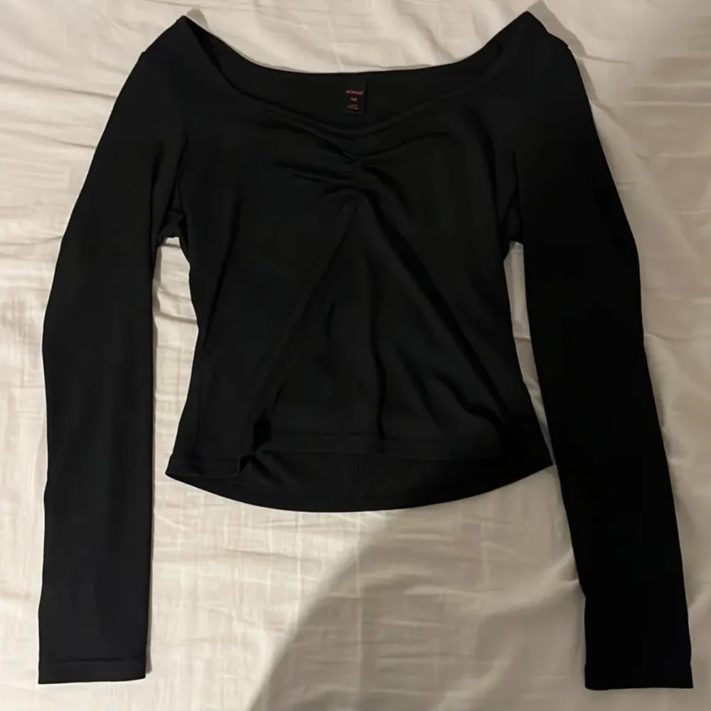 En fin svart långärmad tröja som är jätte fin med ett par jeans och sitter bra med allt😍😍. Blusar.