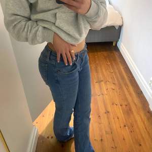 Superpopulära jeans från Zara som är helt slutsålda! De är blåa lowwaist, bootcut jeans som sitter så bra över rumpa och lår. Storlek 38 men skulle säga att de även passar mindre eftersom de är ganska stretchiga. Jag brukar ha 34 och är 164 cm lång 🥰