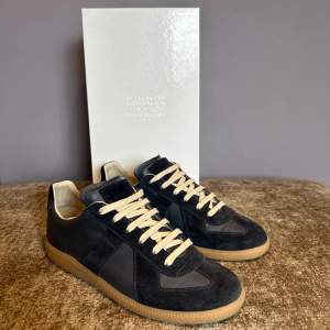 Maison margiela sneaker l Skick:9/10 | h Allt med följer som box och kvitto | Storlek: 42 (passar 43) Nypris 6999 | Pris: 4999kr | Fraktar via postnord eller instabox på köparens bekostnad | Hör av dig vid minsta fråga eller fundering